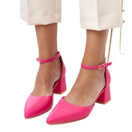 Rosa pumpar på stolpen fäst på Keris -kuben