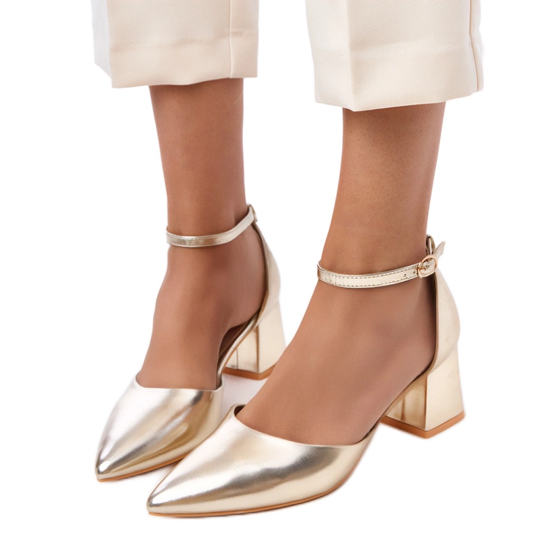 Gyllene pumpar på stolpen fäst på Keris kuber