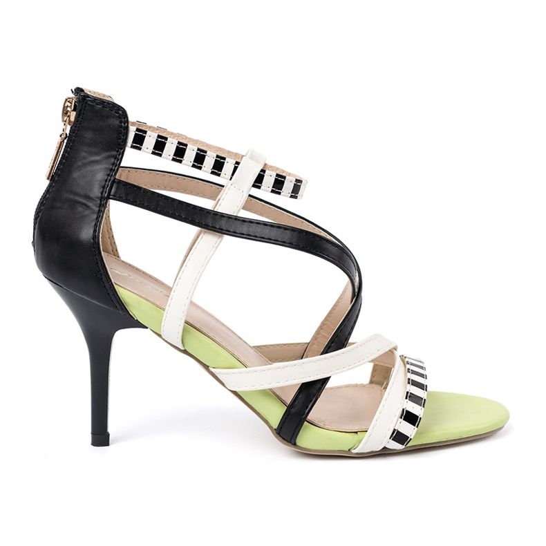 Shelvt Sandaler på en randig stift mångfärgad