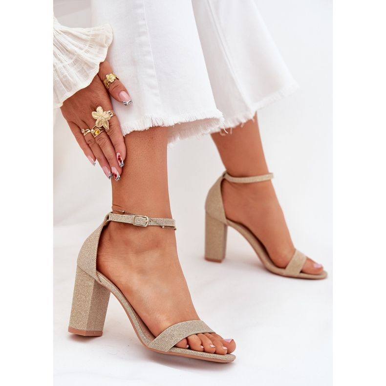 Boto Glänsande kvinnans sandaler på Golden Kavina -posten gyllene