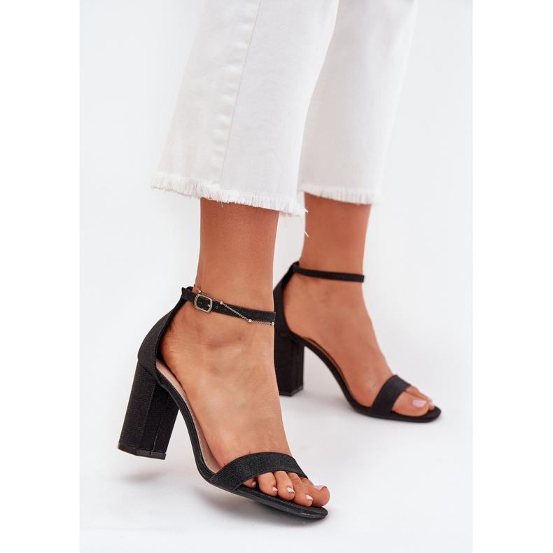 Boto Glänsande kvinnans sandaler på Black Kavina -posten svart