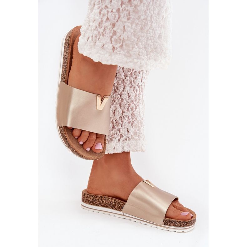 Boto Kvinnors flip flops på en korkplattform med en dekorativ detalj av Gold Vessira gyllene