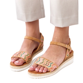 Bruna virkade sandaler på Versala -kilen