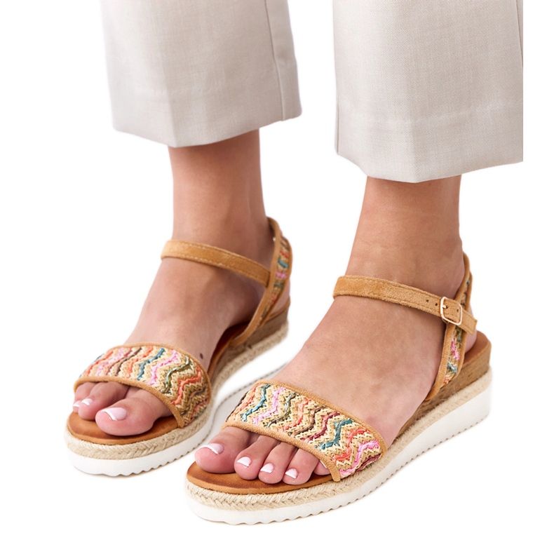 Bruna virkade sandaler på Versala -kilen