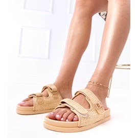 Bruna virkade klaffar med justerbara klirisband