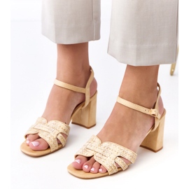 Beige Sandaler på pelaren fästes på Farida -kuben