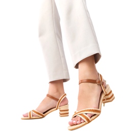 Bruna sandaler på stolpen fäst med en Martin beige