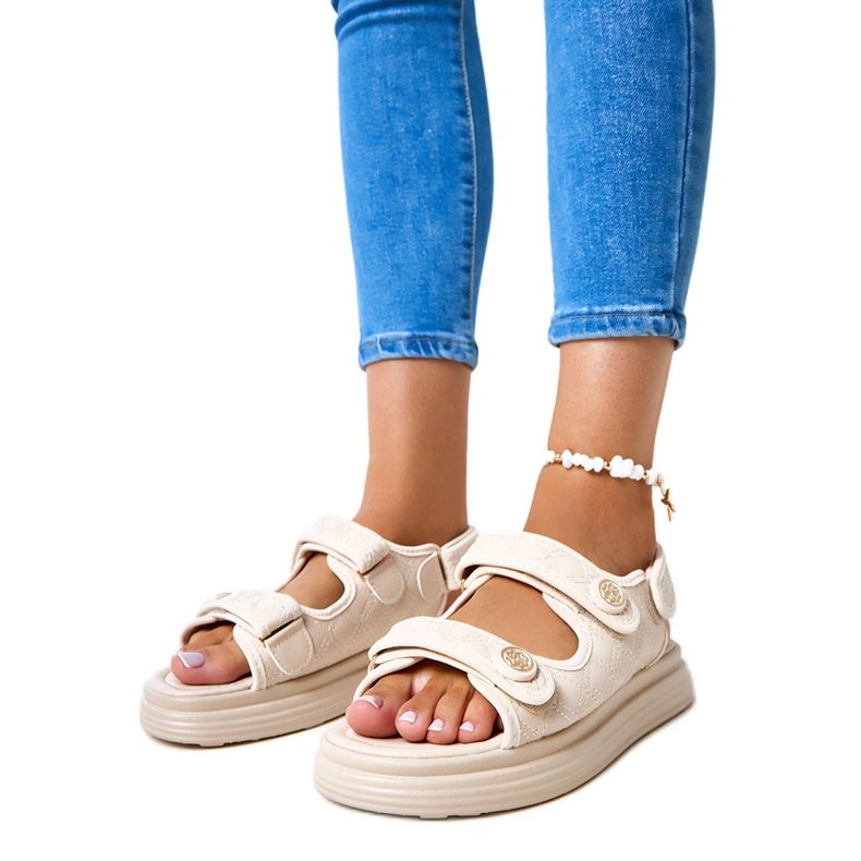 Beige sandaler med justerbara skäggbälten