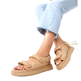 Mörka beige sandaler med justerbara skäggbälten brun