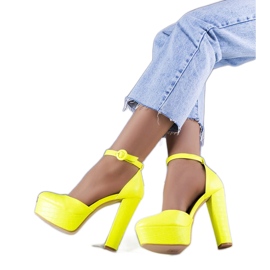 Gula neonpumpar på en hög glädjepost