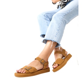 Bruna sandaler med ett spänne på Mirkas -bältet