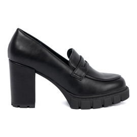 Shelvt Svart loays på ett inlägg med en fångstsula