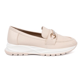 Shelvt Lätt beige loafers med ett dekorativt gyllene element