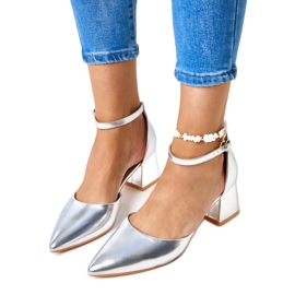 Silverpumpar på stolpen fäst med keris kuber