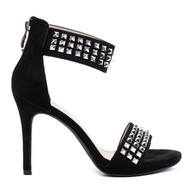 Shelvt Sandaler på en svart stift med zirkoner