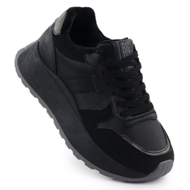 Skor isolerade på Black Big Star SS274007 -plattformen