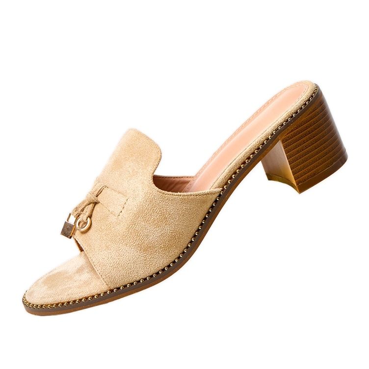 Beige flip -flops på björkprydnaden