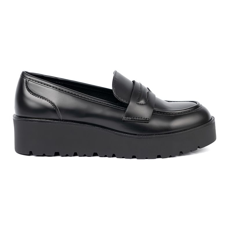 Shelvt Eleganta svarta loafers på en tjock sula