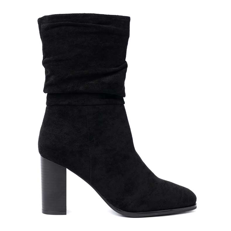 Shelvt Svarta stövlar på stolpen med en skrynklig övre