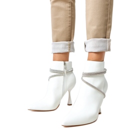 Vita stövlar på en hög häl dekorerad med Fantaro Zircons