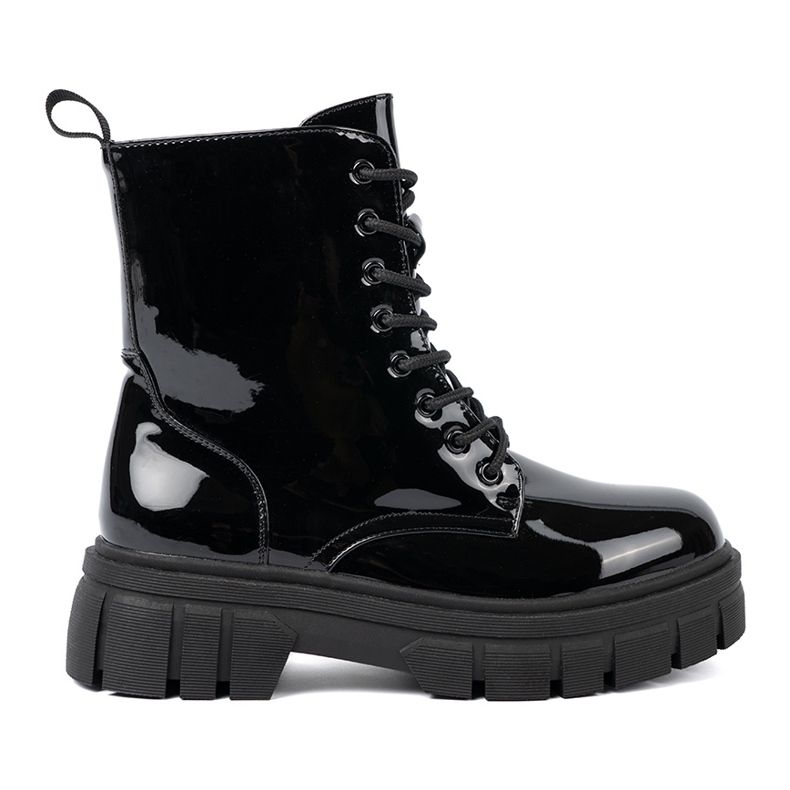 Shelvt Svarta lackerade arbetare på en massiv sula