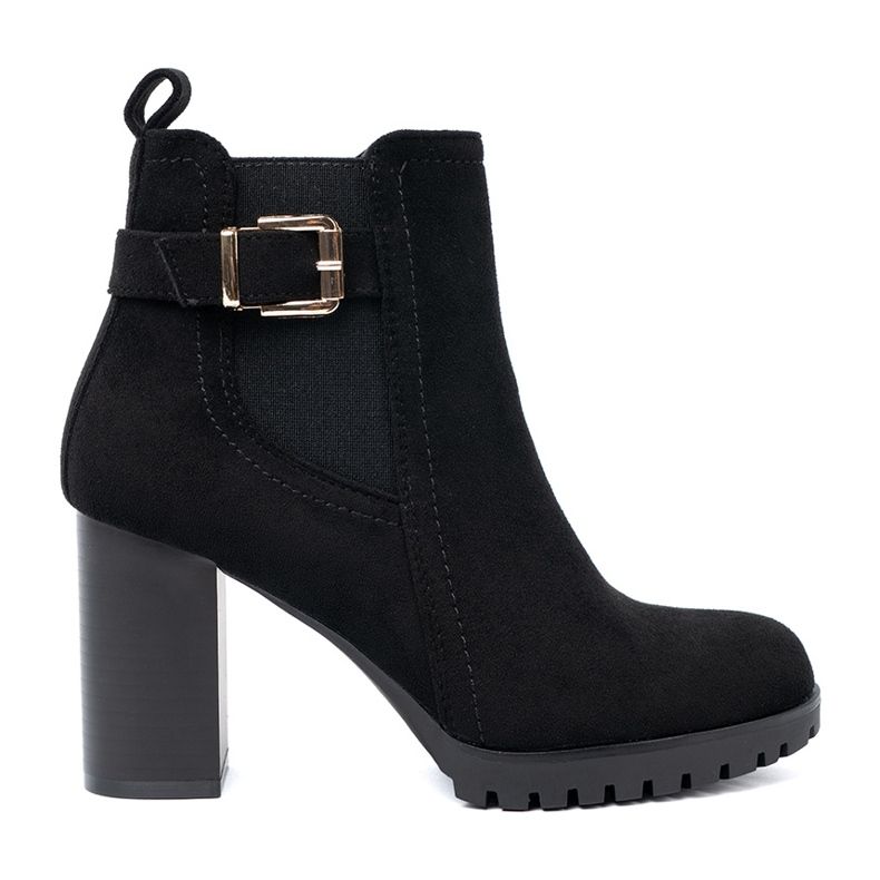 Shelvt Svarta stövlar på stolpen med en dekorativ klämma