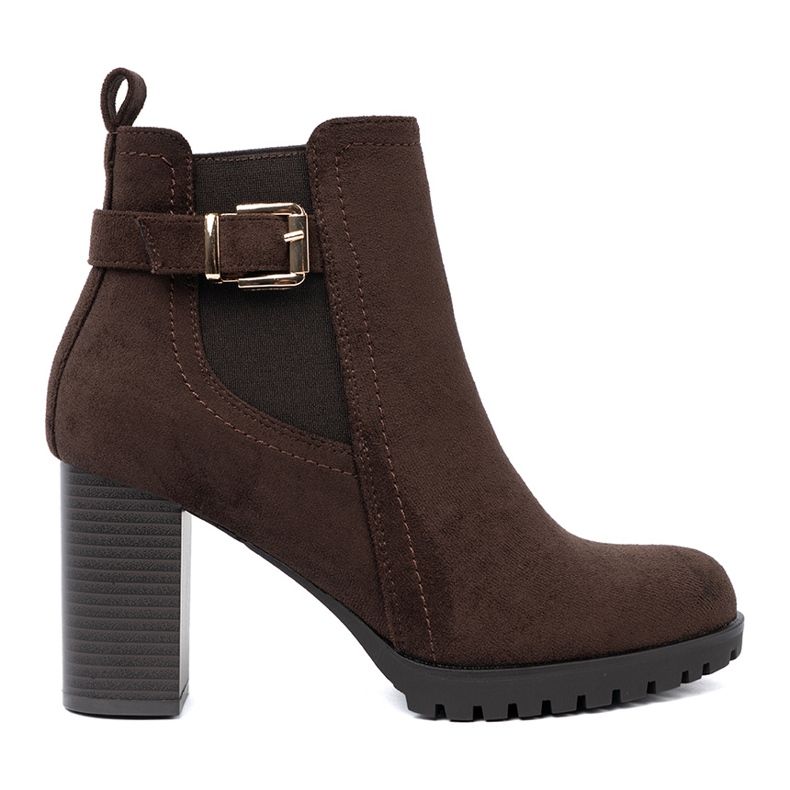 Shelvt Mörkbruna stövlar på stolpen med en dekorativ klämma