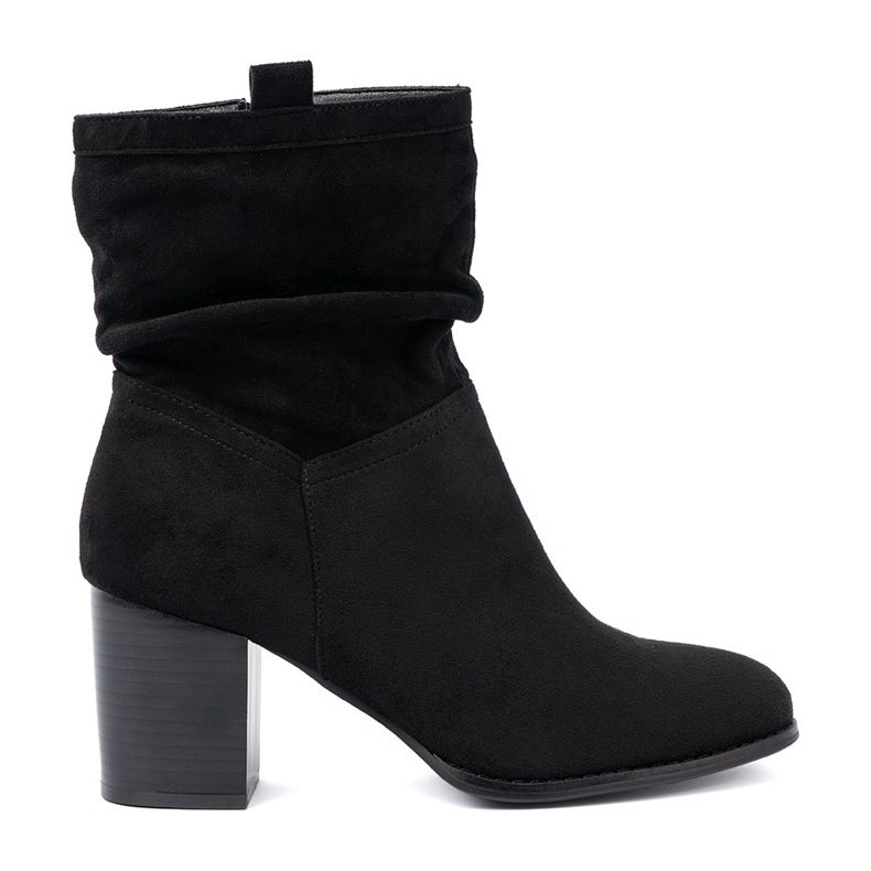 Shelvt Svarta mocka stövlar på stolpen med en skrynklig övre