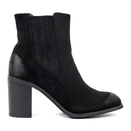 Shelvt Svarta mocka stövlar på en hög pelare isolerad