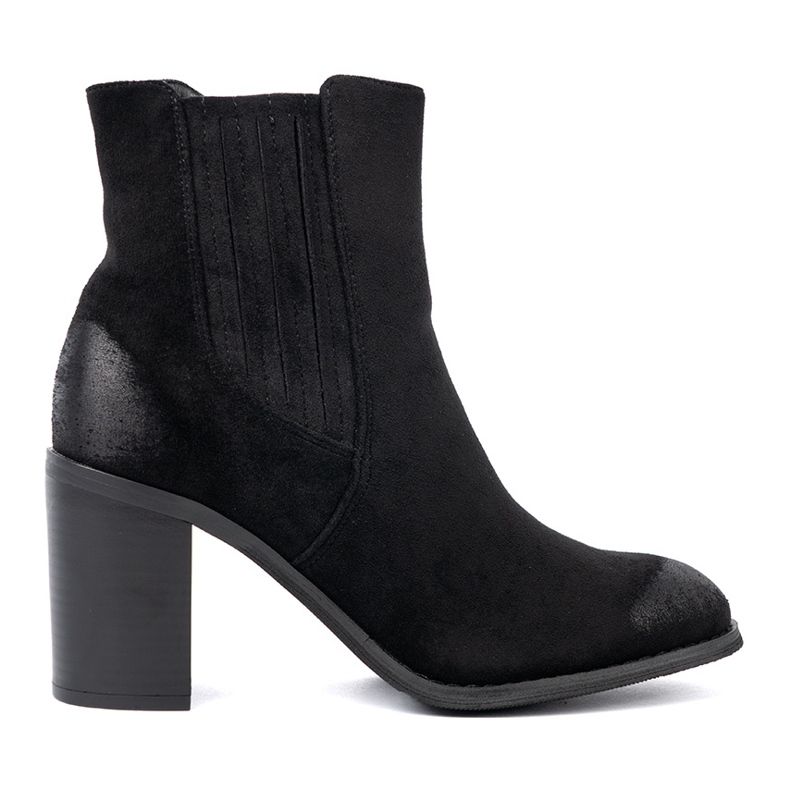 Shelvt Svarta mocka stövlar på en hög pelare isolerad