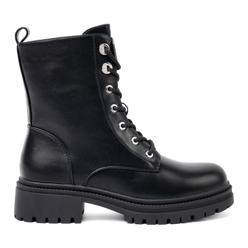 Shelvt Svarta snörda påsar med en metalldekoration