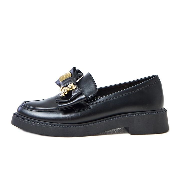 Svarta loafers med en båge och teriwa nallebjörn