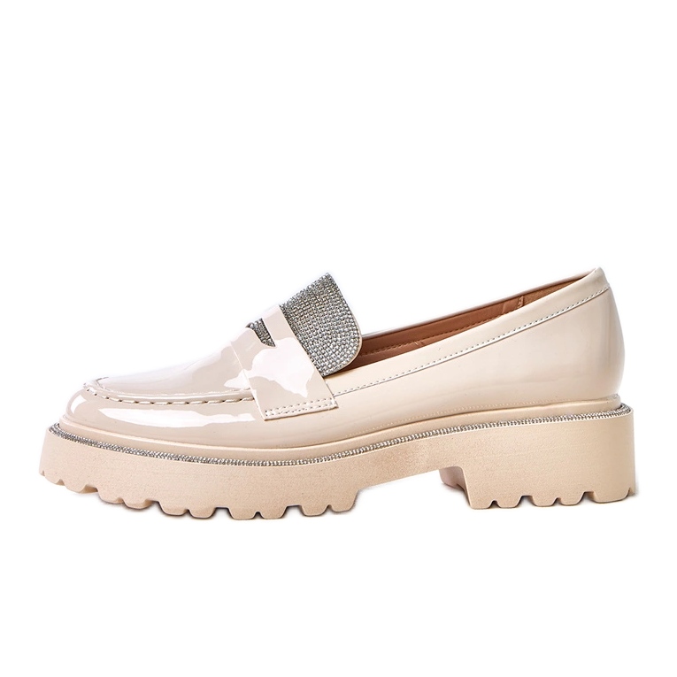 Beige lackerade loafers dekorerade med laures zirkoner
