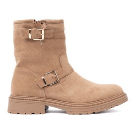 Shelvt Karamellstövlar med dekorativa gyllene klämmor