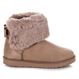 Kylie Muluki med en rosett brun