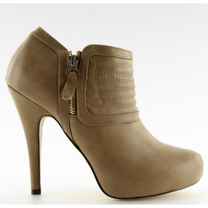 Stövlar på en 200-80 kaki plattform