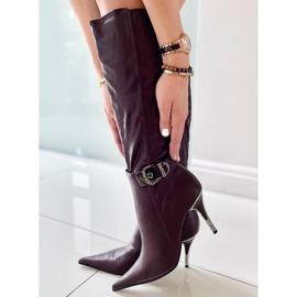 Stövlar på en stift 5137-75 Marron röd