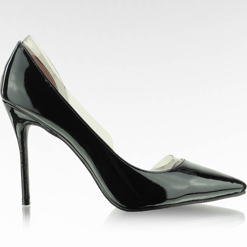 Asymmetriska pumpar på en svart häl