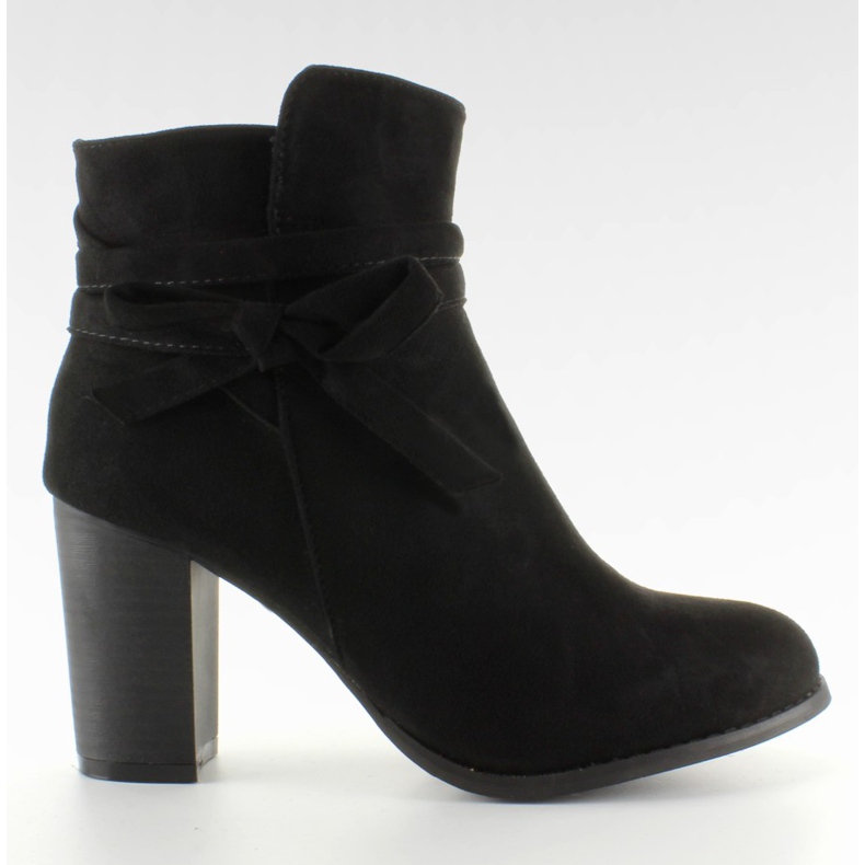 Svarta högklackade stövlar med rosett