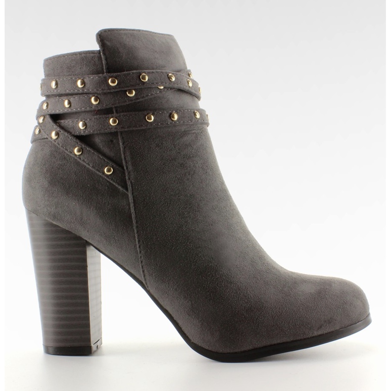 Grå mockastövlar med breda klackar