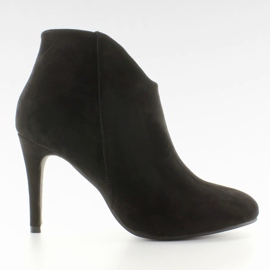 Stövlar med utskuren AT-0592-L svart