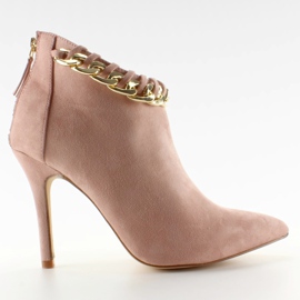 Stövlar på en stift med en kedjerosa mocka