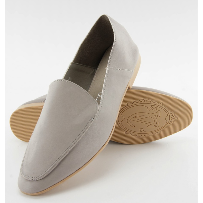 Mjuka loafers som grå kalvskinn