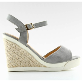 Grå sandaler på en kilhäl