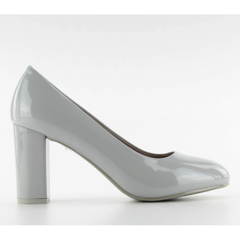 Lackerade pumpar bred häl m263p Grå