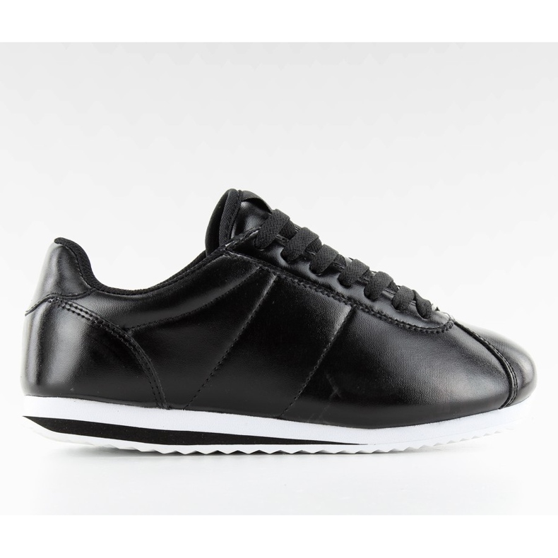 8849 sportskor med svart korn