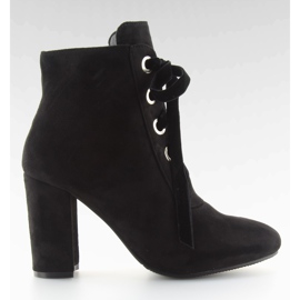 Svarta svarta stövlar med breda klackar