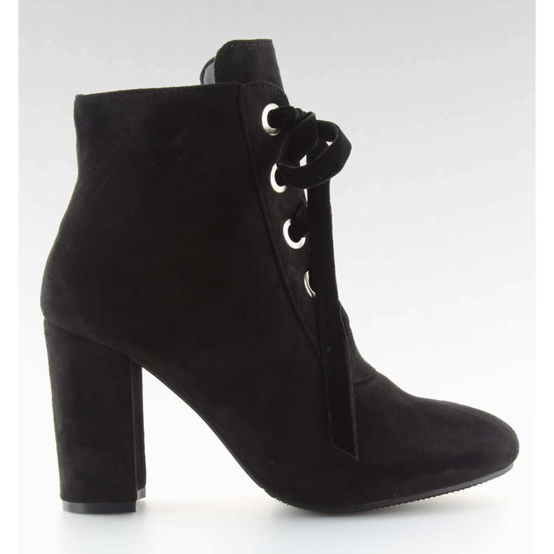 Svarta svarta stövlar med breda klackar