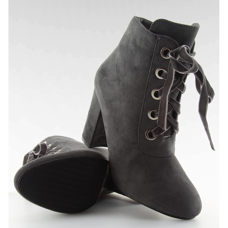 Grå grå stövlar med breda klackar