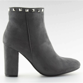 Gråa och gråa högklackade stövlar med nitar